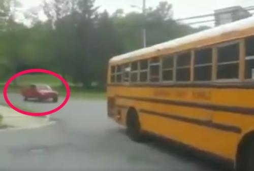 Así Reaccionan Los Conductores De Vehículos Cuando Un Autobús Se